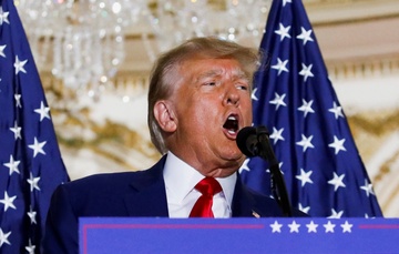 Ong Trump 'choi dao hai luoi' khi dong vai nan nhan hinh anh