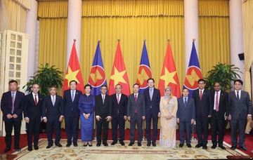 9 dai su ASEAN cung den chuc mung Chu tich nuoc Vo Van Thuong hinh anh