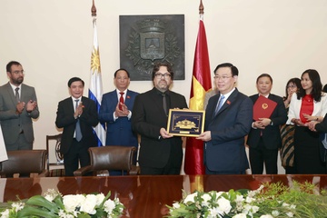 Chu tich Quoc hoi nhan danh hieu vi khach danh du o thu do Uruguay hinh anh
