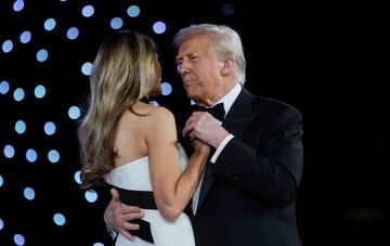 Ben trong 3 buoi da hoi an mung ong Trump nham chuc hinh anh