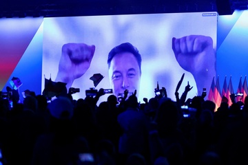 Ty phu Elon Musk bat ngo xuat hien tai su kien tranh cu o Duc hinh anh
