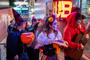 Itaewon chua quen Halloween 'tham kich' hinh anh