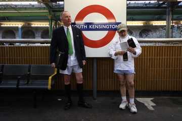 Ngay khong mac quan di metro o London hinh anh