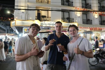 Khách Anh 'phát cuồng' thử bánh tráng nướng ở chợ đêm Đà Lạt