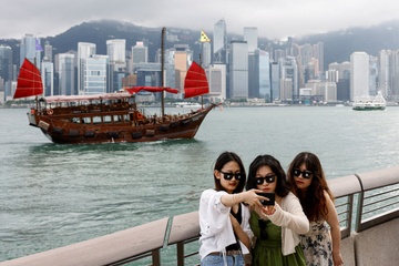 Hong Kong 'đau đầu' vì tour giá 5 USD rẻ như cho