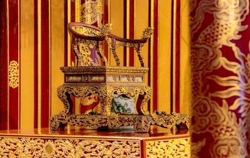 Cận cảnh ngai vua triều Nguyễn trước khi bị kẻ 'loạn thần' phá hỏng