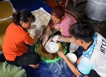 Bên trong 'thủ phủ' cơm rượu ngày Tết Đoan Ngọ ở Hà Nội