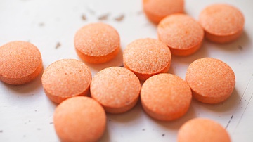 Dieu gi xay ra neu uong vitamin C qua lieu? hinh anh
