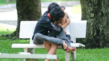 Cam sinh vien ngoi trong bong toi, noi vang ve hinh anh