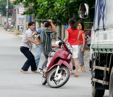 Hoc sinh lop 8 bi truy sat truoc cong truong hinh anh
