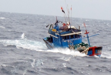 Cuu song 11 thuyen vien gap nan tren bien hinh anh