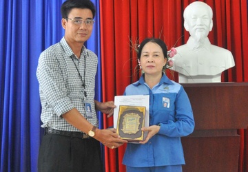 Nhan vien san bay tra dien thoai tri gia 150 trieu cho khach hinh anh