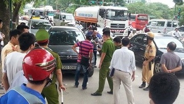 Bat Pho ban to chuc quan uy lien quan vu giet nguoi giua pho hinh anh