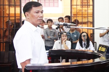 Dai uy CSGT da gay ra toi ac voi dong doi, ban be hinh anh