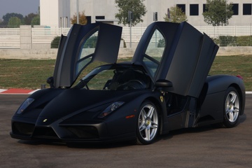 Ferrari Enzo mau den mo doc nhat the gioi duoc dau gia hinh anh