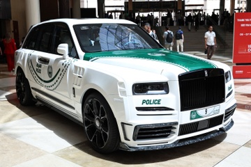 Rolls-Royce Cullinan Mansory duoc bo sung vao doi hinh canh sat Dubai hinh anh