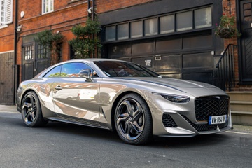 Siêu phẩm Bentley Batur hơn 3 triệu USD lăn bánh tại Anh