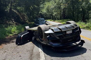 Lamborghini Huracan STO lật ngửa, xe cảnh sát phải húc đẩy vào lề