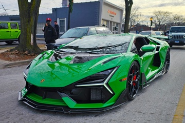 Gói độ đầu tiên của Lamborghini Revuelto lăn bánh trên đường phố
