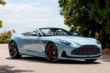 Sieu xe Aston Martin DB12 Volante Palm Beach doc nhat the gioi hinh anh