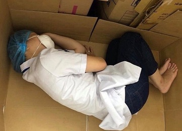 Lanh dao Da Nang noi ve hinh anh nu dieu duong ngu tren bia carton hinh anh