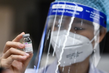 Bo Y te: Co gang cuoi thang 8, phan bo cho TP.HCM 5 trieu lieu vaccine hinh anh