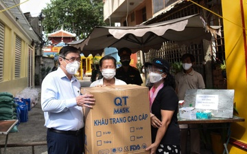TP.HCM ho tro tien tro, luong thuc cho nguoi dan gap kho khan hinh anh