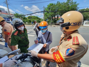Cong an TP.HCM huong dan kiem tra tai cac chot kiem soat hinh anh
