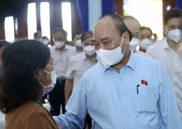 Chu tich nuoc Nguyen Xuan Phuc tiep xuc cu tri TP.HCM hinh anh
