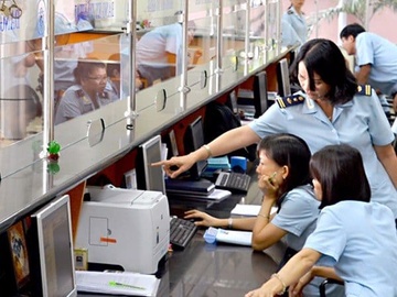 Hon 22.000 hop sua cuu tro o TP.HCM duoc thong quan hinh anh