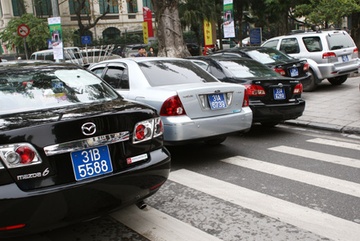 Ha Noi thi diem khoan kinh phi xe cong cho lanh dao tu 1/3 hinh anh