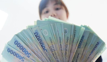 Vi sao nhan vien ngan hang duoc tra luong toi gan 100 trieu moi thang? hinh anh