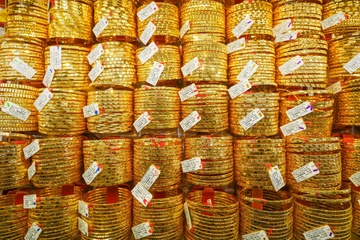Vang ha nhiet, sao chenh lech gia van gan 3 trieu/luong? hinh anh