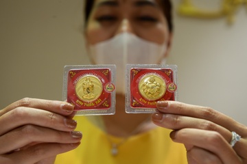 Gia vang lien tuc giam, nguoi mua truoc Tet da lo gan 2 trieu/luong hinh anh