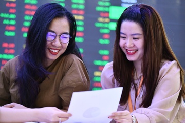 Chung khoan lai lap dinh moi hinh anh