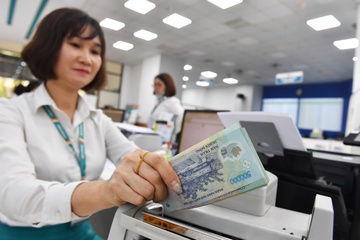 Ngan hang bom hon 237.000 ty dong ra thi truong sau mot thang hinh anh