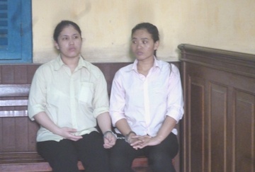 Nu tiep vien song bac giau ma tuy trong ao nguc hinh anh