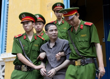 Hung thủ nở nụ cười khi bị tuyên y án tử hình.