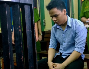 Tu hinh ke bo ban vao bao nylon, nem xuong song Sai Gon hinh anh