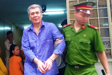 Xach dao dam chet nguoi vi va cham trong luc mua thit bo hinh anh