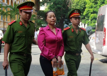 Hoa hau quy ba lua dao trieu do choi toi truoc toa hinh anh