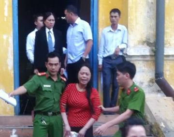 Hoa hau quy ba gay roi o toa sau khi bi tuyen y an hinh anh