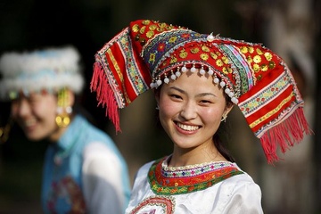 Nhan vien du lich Trung Quoc duoc yeu cau cuoi dung chuan hinh anh