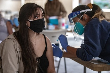 Nguoi tre thanh diem yeu trong chien dich tiem vaccine o My hinh anh