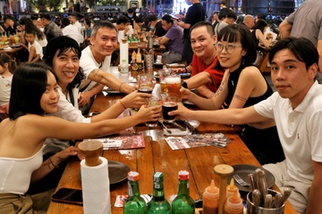 Hang quan o TP.HCM dong duc trong ngay cuoi cua ky nghi Tet hinh anh