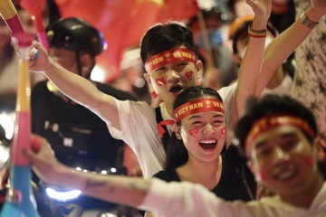 Co dong vien o TP.HCM 'di bao' an mung U23 Viet Nam chien thang hinh anh