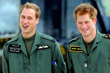 Hoang tu William va Harry tung rat than thiet truoc khi bat hoa hinh anh