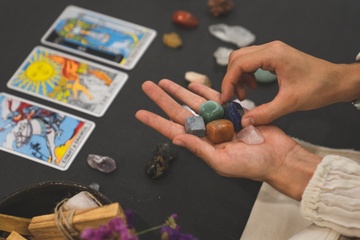 Gioi tre Trung Quoc nghien xem boi tinh duyen bang tarot hinh anh
