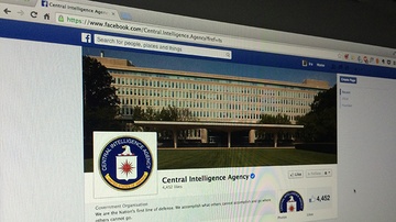 CIA chinh thuc 'lo mat' tren Facebook va Twitter hinh anh