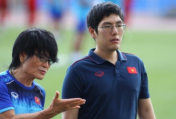HLV Park Hang-seo cu tro ly kiem tra san trong mua bao hinh anh